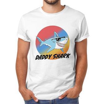 Daddy Shark With Sunglasses And Vintage Sunset Men T-Shirt | Favorety DE