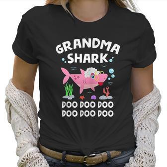 Grandma Shark Funny Mothers Day And Shark Lover Gift Women T-Shirt | Favorety DE