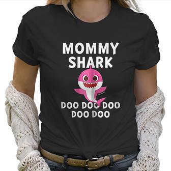 Mommy Shark Doo Shark Family Women T-Shirt | Favorety