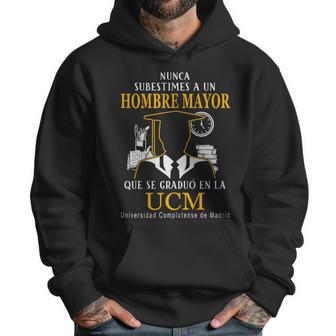 Nunca Subestimes A Un Hombre Mayor Que Se Graduo En La Ucm Universidad Complutense De Madrid Men Hoodie | Favorety UK