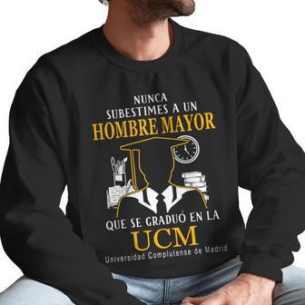 Nunca Subestimes A Un Hombre Mayor Que Se Graduo En La Ucm Universidad Complutense De Madrid Men Sweatshirt | Favorety CA