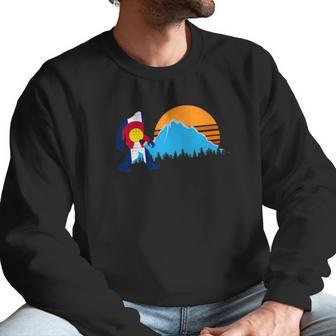 Retro Bigfoot Sun Mountain Colorado State Flag Shirt Gift Men Sweatshirt | Favorety UK