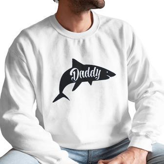 Daddy Shark Cool Best Dad Men Sweatshirt | Favorety DE