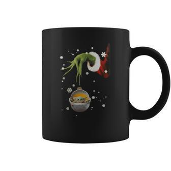 Grinch Hand Holding Baby Yoda Star Wars Christmas Shirt Coffee Mug | Favorety DE