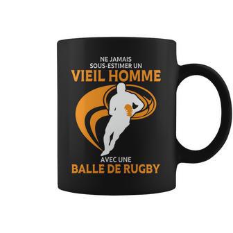 Ne Jamais Sous Estimer Un Vieil Homme Avec Une Balle De Rugby Coffee Mug | Favorety