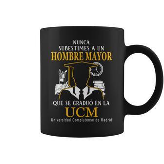 Nunca Subestimes A Un Hombre Mayor Que Se Graduo En La Ucm Universidad Complutense De Madrid Coffee Mug | Favorety AU