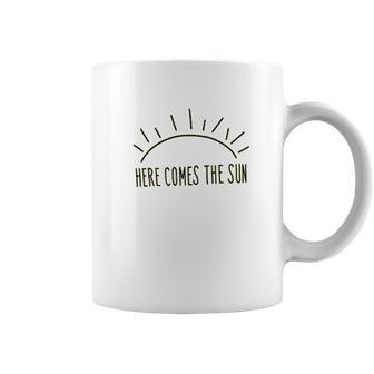 Here Comes The Sun Summer Beach Sunshine Graphic Coffee Mug | Favorety DE