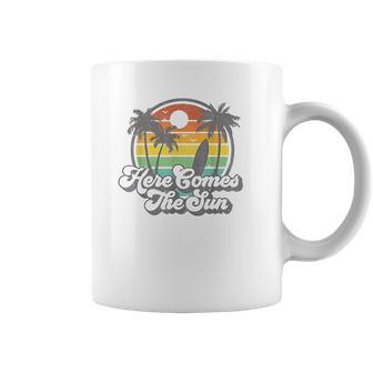 Vintage Here Comes The Sun Beach Surfing Retro 70S Surf Gift 70S Gifts Coffee Mug | Favorety AU