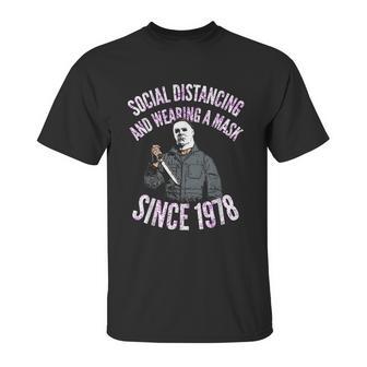 Cute Halloween Funny Halloween Day Social Distancing And Wearing A Mask In Pub Unisex T-Shirt | Favorety UK