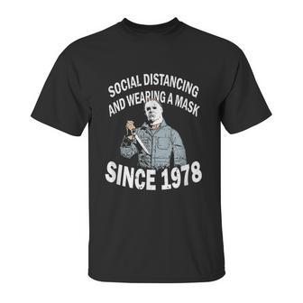 Cute Halloween Funny Halloween Day Social Distancing And Wearing A Mask Since V2 Unisex T-Shirt | Favorety DE