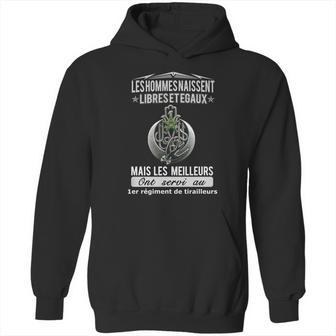 Les Hommes Naissent Libreset Egaux Mais Les Meilleurs Ont Servi Au 1Er Regiment De Tirailleurs Hoodie | Favorety DE