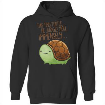 This Tiny Turtle He Judges You Immensely Hoodie | Favorety DE