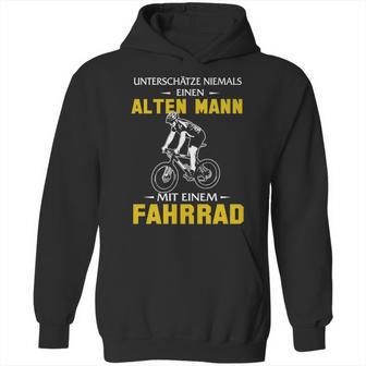 Unterschätze Niemals Einen Alten Mann Mit Einem Fahrrad Hoodie | Favorety CA