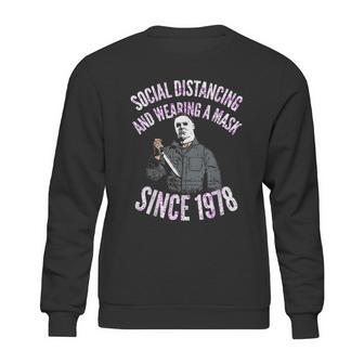 Cute Halloween Funny Halloween Day Social Distancing And Wearing A Mask In Pub Sweatshirt | Favorety DE