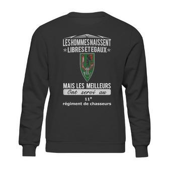 Les Hommes Naissent Libreset Egaux Mais Les Meilleurs Ont Servi Au 11E Regiment De Chasseurs Sweatshirt | Favorety CA