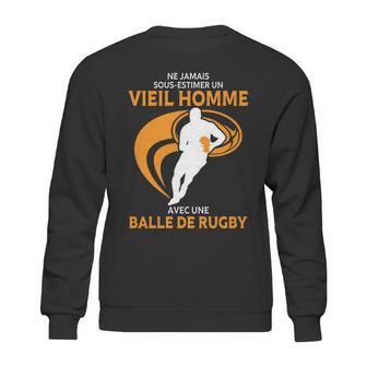 Ne Jamais Sous Estimer Un Vieil Homme Avec Une Balle De Rugby Sweatshirt | Favorety CA