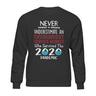 Never Underestimate Who Survived The Pandemic Environment Service Worker Sweatshirt | Favorety DE