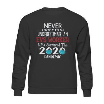 Never Underestimate Who Survived The Pandemic Evs Worker Sweatshirt | Favorety DE