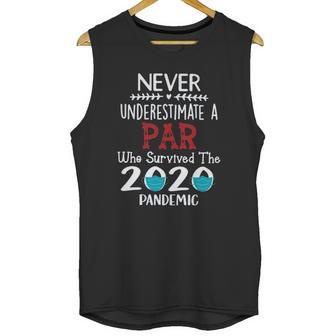 Never Underestimate Who Survived The Pandemic Par Unisex Tank Top | Favorety UK