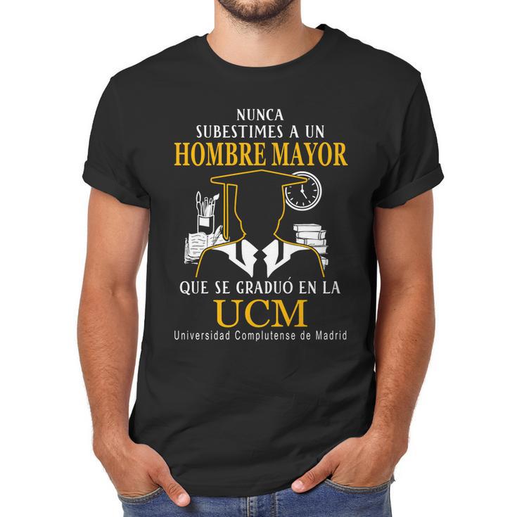 Nunca Subestimes A Un Hombre Mayor Que Se Graduo En La Ucm Universidad Complutense De Madrid Men T-Shirt