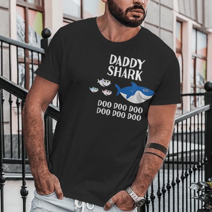 Daddy Shark Doo Doo Gift Men T-Shirt