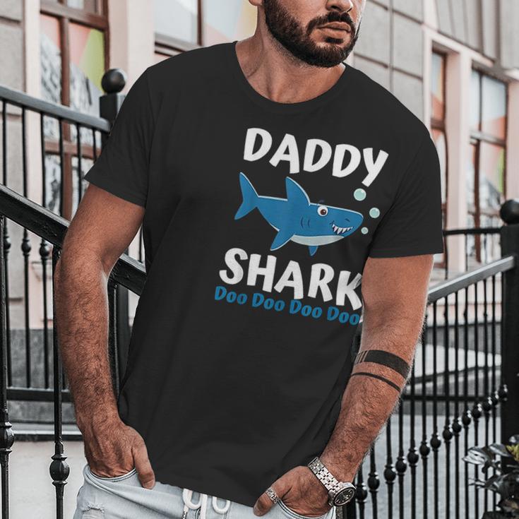 Fathers Day Daddy Shark Doo Doo Men T-Shirt