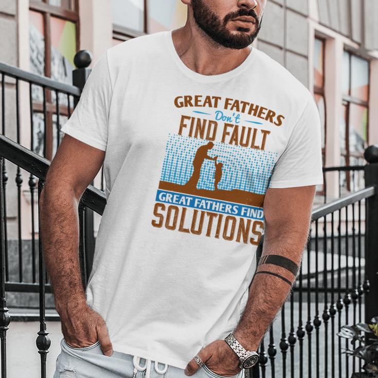 Great Fathers DonFind Fault Great Fathers Find Solutions Men T-Shirt