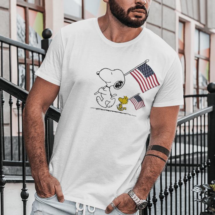 Snoopy And Woodstock Holding American Flag 4Th Of July Men T-Shirt