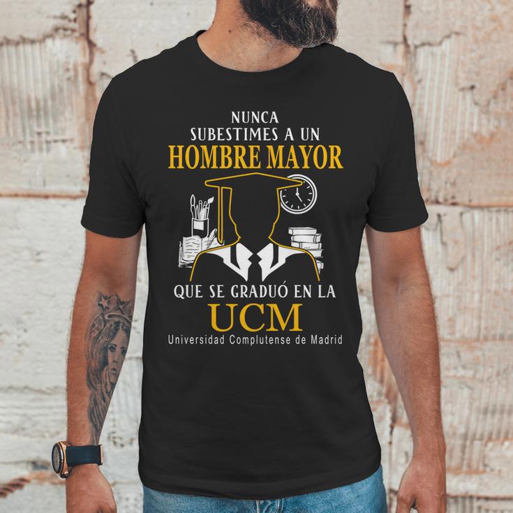 Nunca Subestimes A Un Hombre Mayor Que Se Graduo En La Ucm Universidad Complutense De Madrid Men T-Shirt