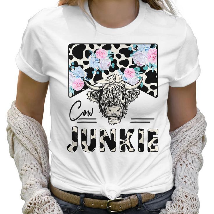 Retro Cow Junkie Highland Cow Floral Western Country Cowgirl Women T-Shirt