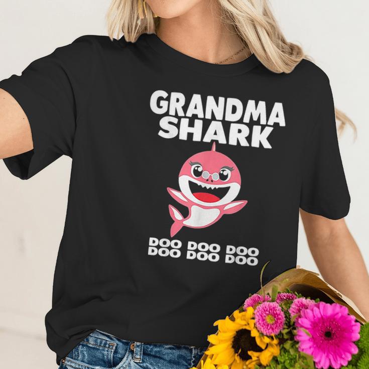 Grandma Shark Doo Doo Grandpa Mommy Daddy Women T-Shirt Gifts for Her