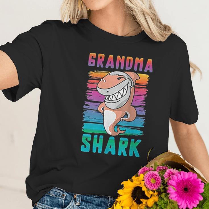 Grandma Shark Funny Retro Vintage Grandmother Women T-Shirt Gifts for Her