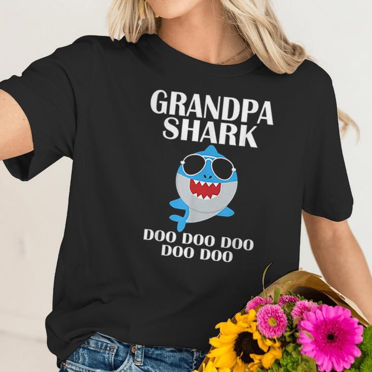 Grandpa Shark Doo Doo Fathers Day Grandpa Christmas Women T-Shirt Gifts for Her