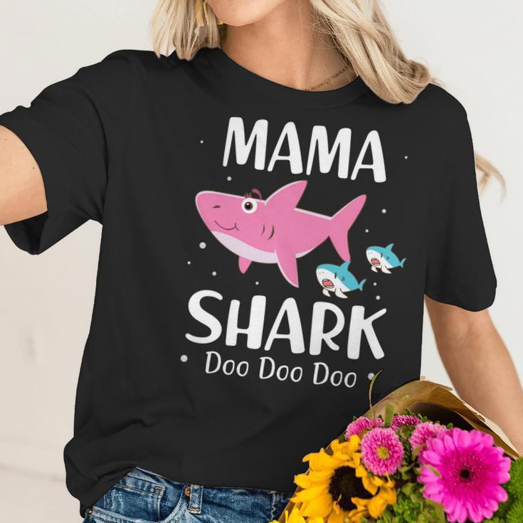 Mama Shark Doo Doo Doo Women T-Shirt Gifts for Her