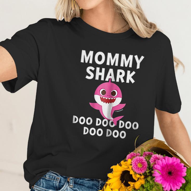 Mommy Shark Doo Shark Family Women T-Shirt Gifts for Her