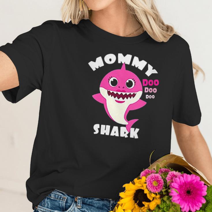 Mommy Shark Gift Cute Baby Shark Women T-Shirt Gifts for Her