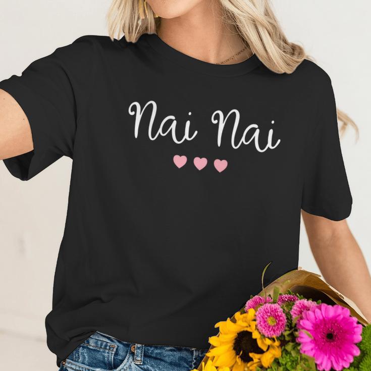 Nai Nai Chinese Grandma Grandmother Cute Pink Hearts Nai Nai Gift Women T-Shirt Gifts for Her