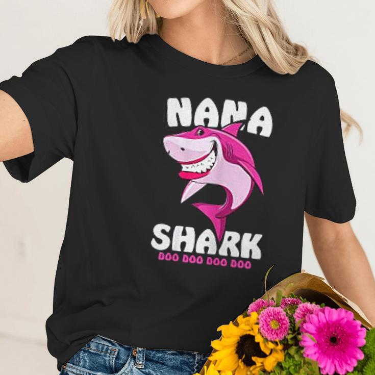 Nana Shark Doo Doo Doo Funny Nana Valentines Day Women T-Shirt Gifts for Her