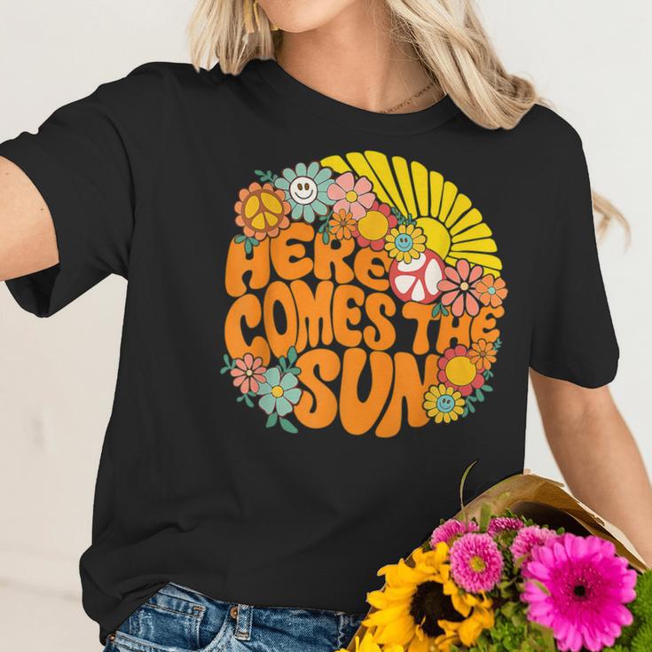 Retro Here Comes The Sun Floral Summer Family Vavation 2022 Women T-Shirt Gifts for Her