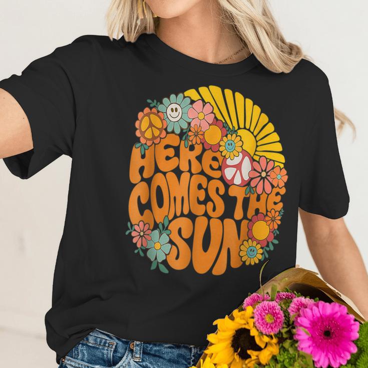 Retro Here Comes The Sun Floral Summer Family Vavation 2022 Men Women T-Shirt Graphic Print Casual Unisex Tee Women T-Shirt Gifts for Her