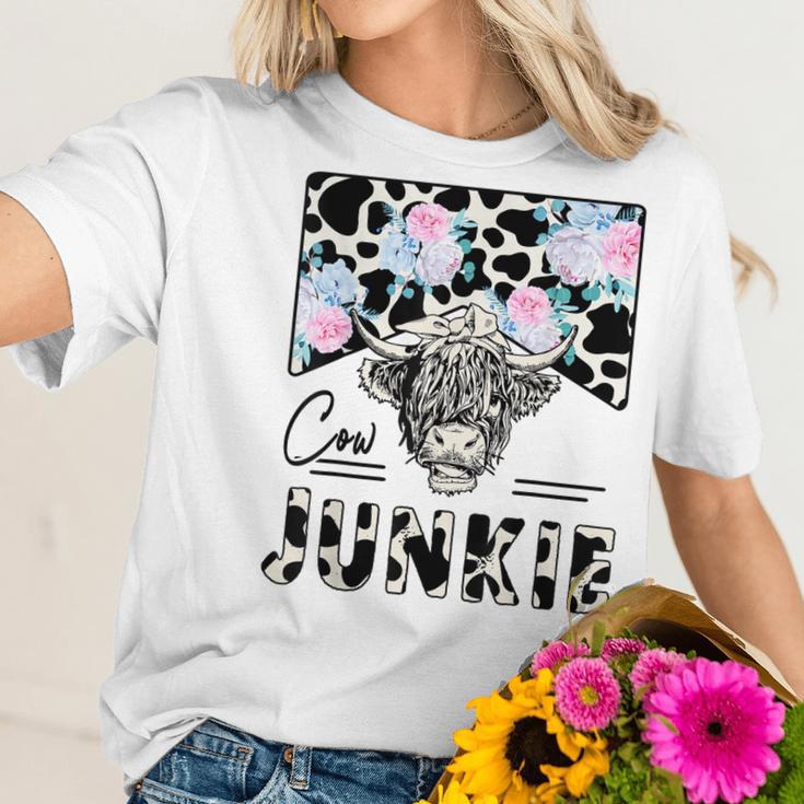 Retro Cow Junkie Highland Cow Floral Western Country Cowgirl Women T-Shirt Gifts for Her