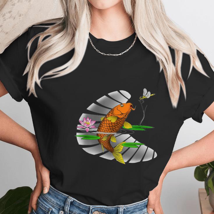 Animal Lovers Fishing Carp Fish DragonflyWomen T-Shirt Gifts for Women