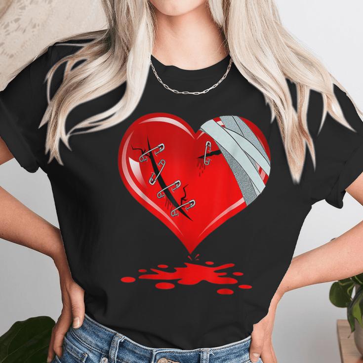 Black Broken Heart Men Women Pastel Goth Valentine Women T-Shirt Gifts for Women