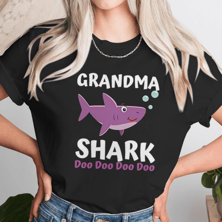 Grandma Shark Doo Doo Matching Family Shark Women T-Shirt Gifts for Women