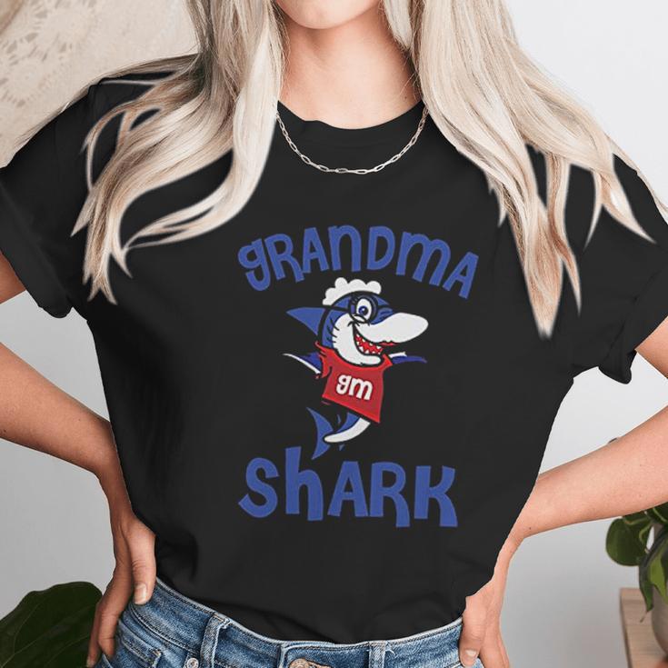 Grandma Shark Family Women T-Shirt Gifts for Women