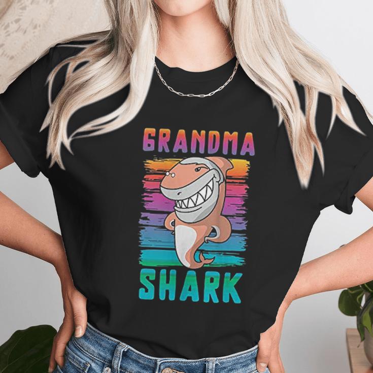 Grandma Shark Funny Retro Vintage Grandmother Women T-Shirt Gifts for Women