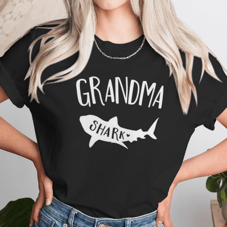 Grandma Shark Mothers Day Birthday Women T-Shirt Gifts for Women