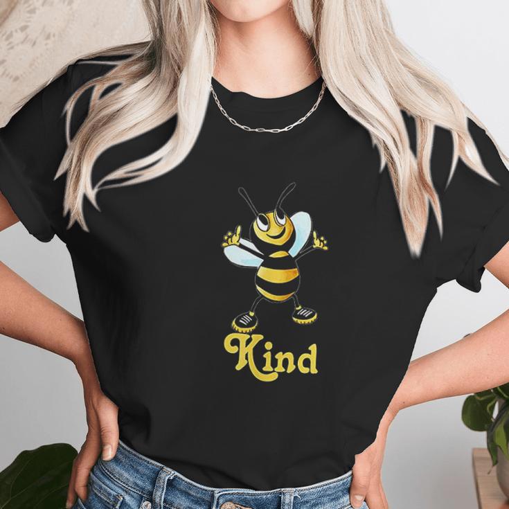 Be Kind Smiling Honey Bee Bumblebee Positive Message Women T-Shirt Gifts for Women