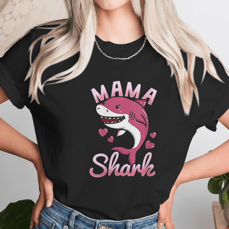 Mama Shark Mommy Shark Lover Family Matching Birthday Women T-Shirt Gifts for Women