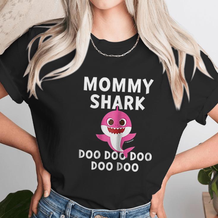 Mommy Shark Doo Shark Family Women T-Shirt Gifts for Women